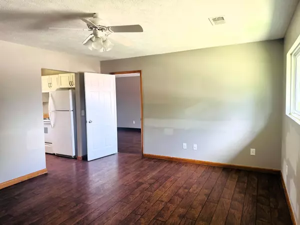 Salina, KS 67401,1940 S 4th St