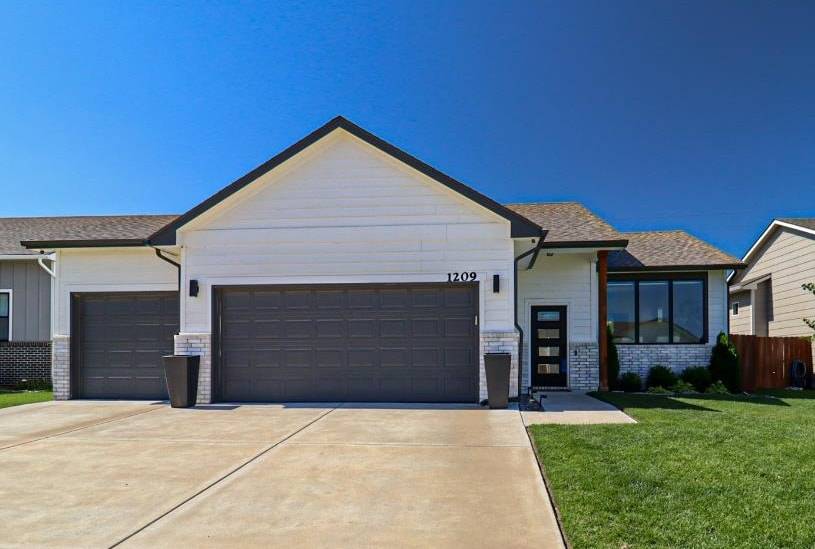1209 E Prairie Hill Cir, Park City, KS 67219