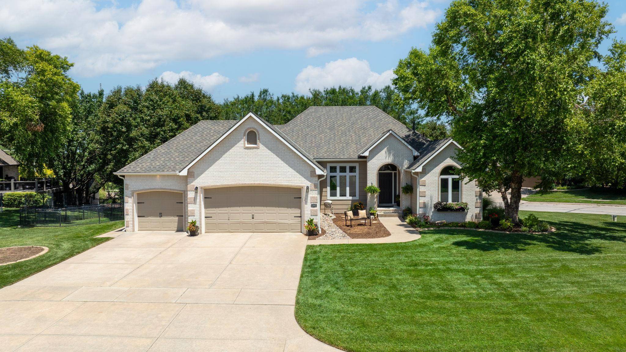 1395 N Hickory Creek Ct, Wichita, KS 67235
