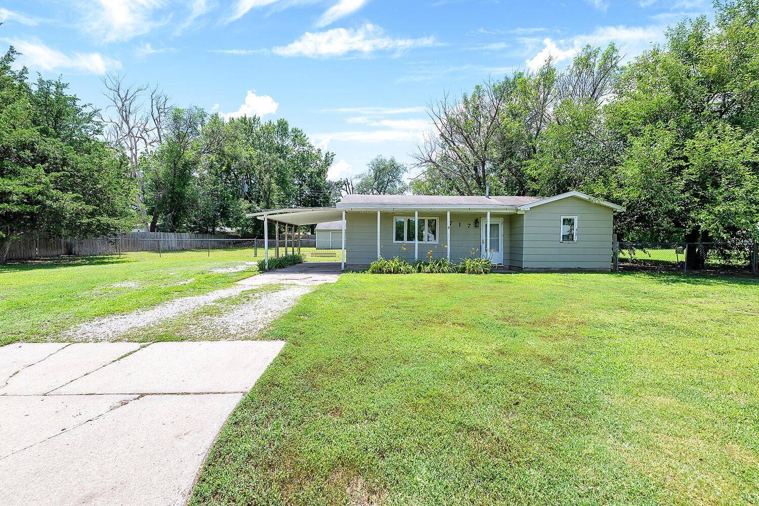 717 W Sunrise Dr, Wichita, KS 67217