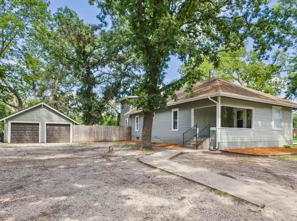 405 Walnut St, Halstead, KS 67056