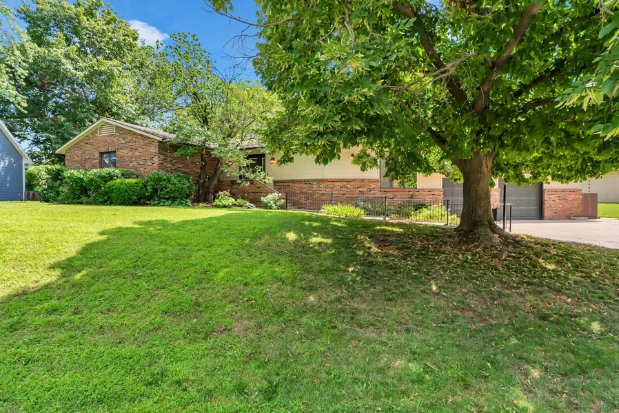 709 Country Club Dr, Newton, KS 67114