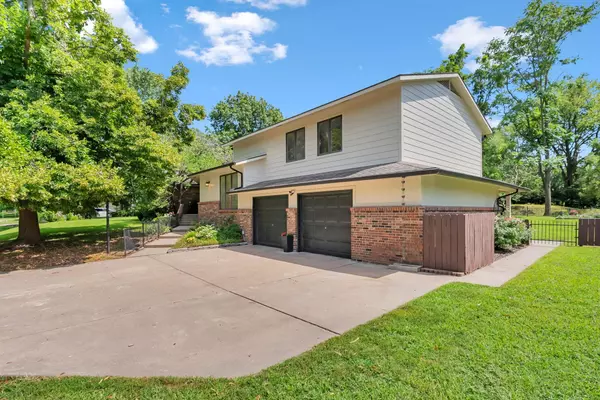 Newton, KS 67114,709 Country Club Dr