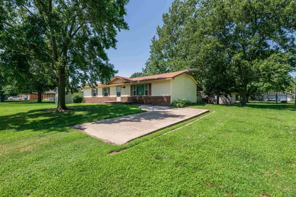 311 N Pratt St, Mount Hope, KS 67108