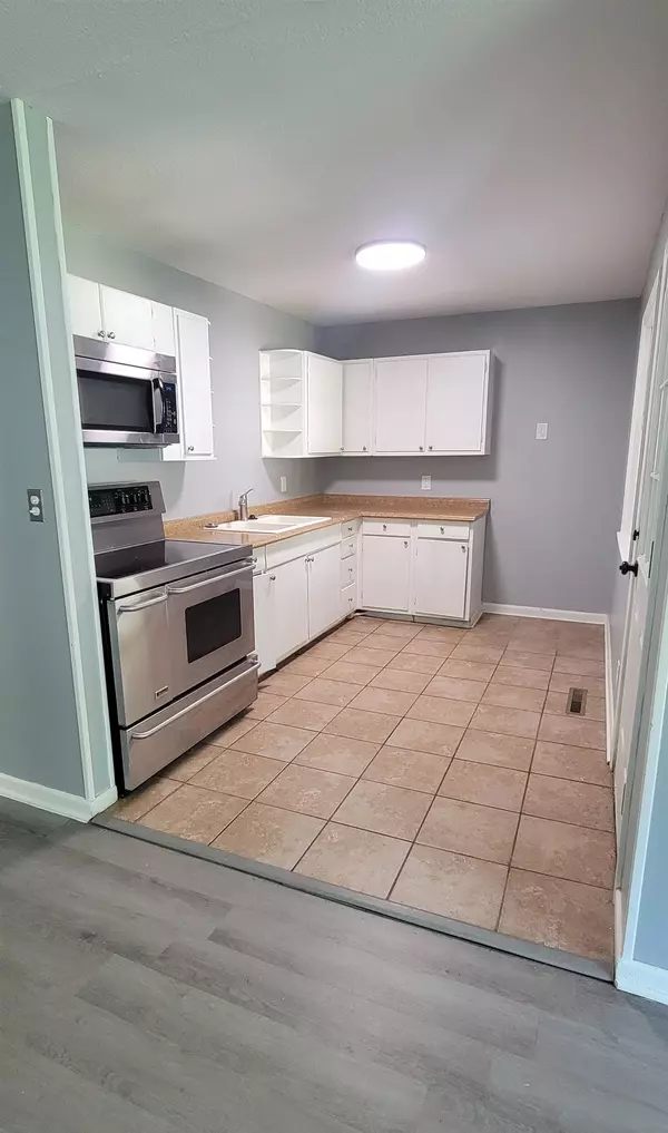Mulvane, KS 67110,607 Charles Ave