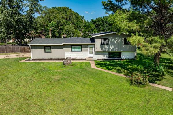 8202 E Morningside St, Wichita, KS 67207-1127