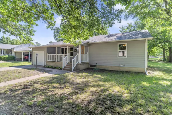 218 N Locust St, Whitewater, KS 67154
