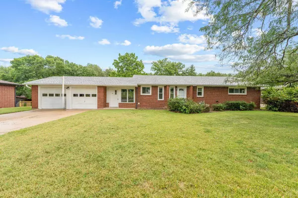 16 N Eastborough Rd, Salina, KS 67401