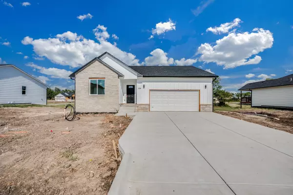 154 S Sycamore Dr, Valley Center, KS 67147