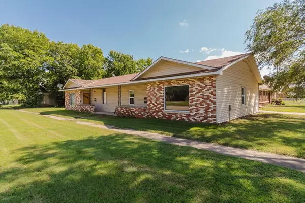 Anthony, KS 67003,302 & 304 E Main