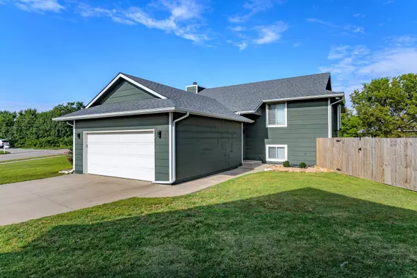 427 Aurora Ct, Rose Hill, KS 67133