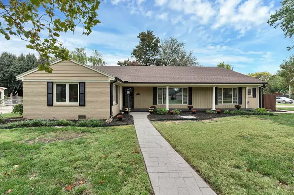 28 S Colonial Ct, Eastborough, KS 67207