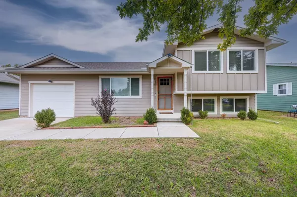 1920 Booth St, Winfield, KS 67156