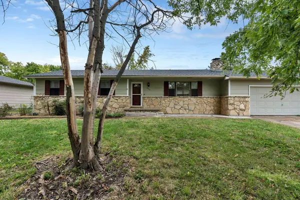 321 N Bentwood Dr, Rose Hill, KS 67133