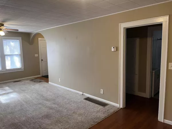 Newton, KS 67114,808 W 5th