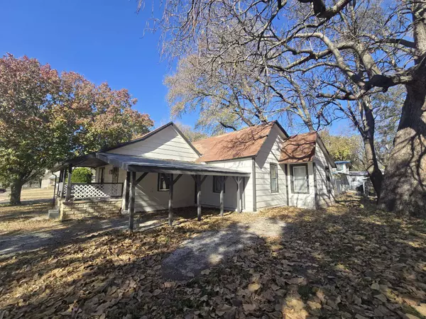 Winfield, KS 67156,902 E 6th Ave