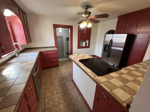 Newton, KS 67114,1112 N Poplar