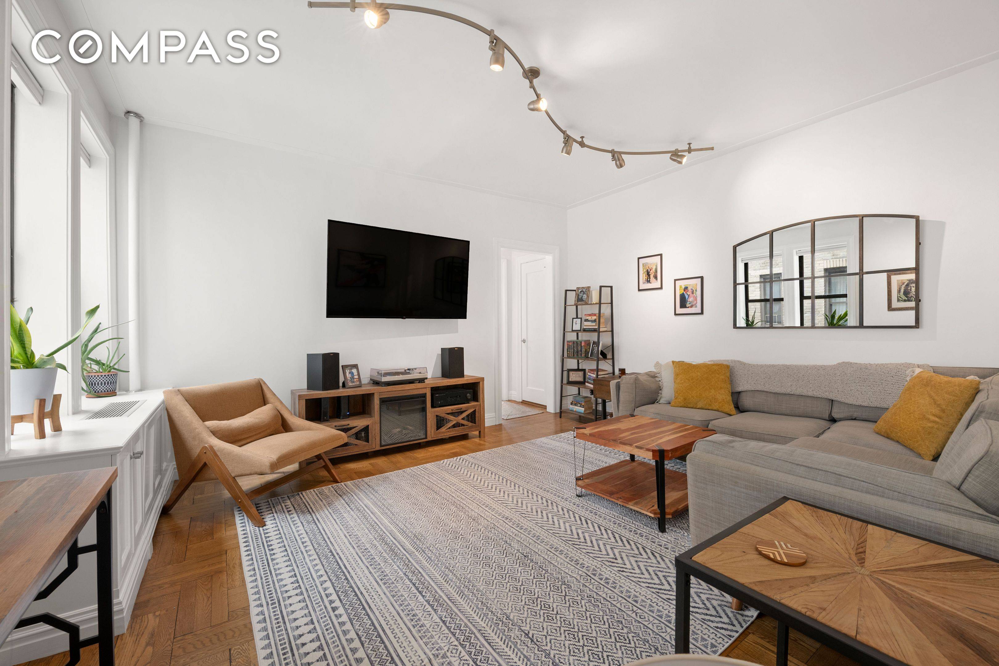 Manhattan, NY 10028,222 E 82nd Street #5E