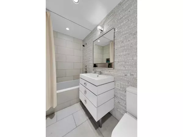 Manhattan, NY 10011,124 W 23RD Street #5C