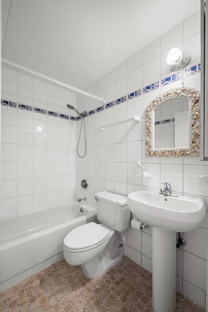 Manhattan, NY 10026,220 MANHATTAN Avenue #4G