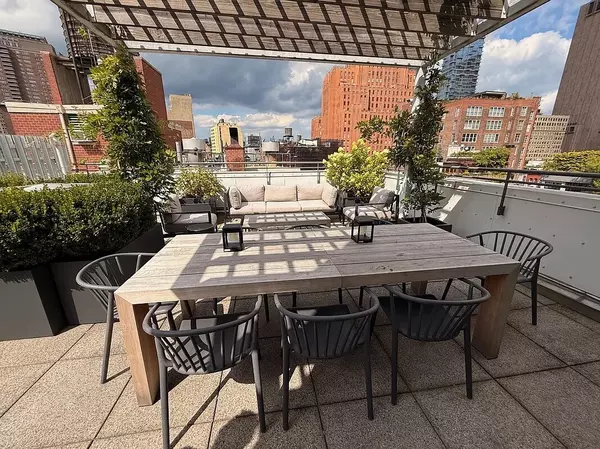 Manhattan, NY 10007,303 GREENWICH Street #6C