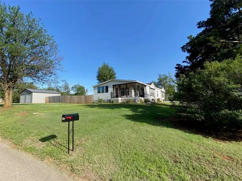705 S Phillips AVE, Leedey, OK 73654