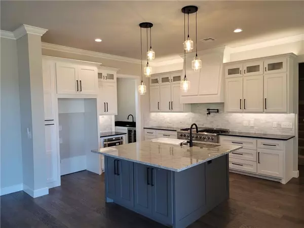 928 Collis CIR, Newcastle, OK 73065