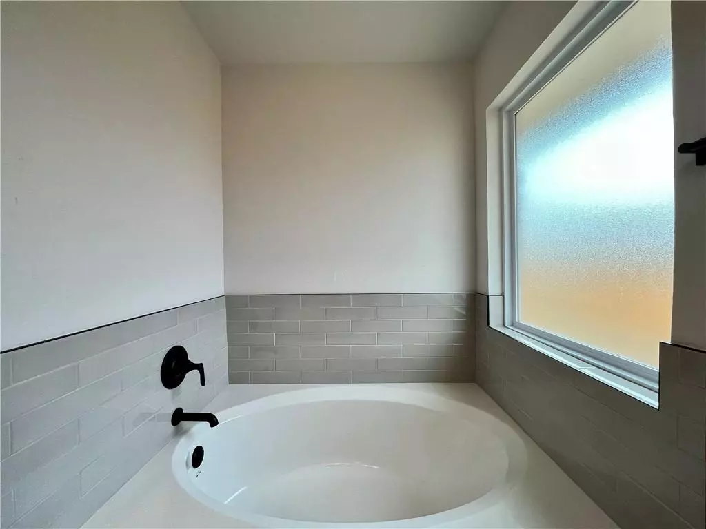 Mustang, OK 73064,1009 S Appaloosa LN