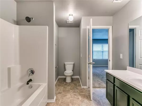 9213 NW 70th ST, Yukon, OK 73099