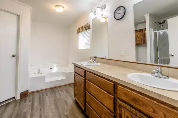 260 S Schley AVE, Leedey, OK 73654