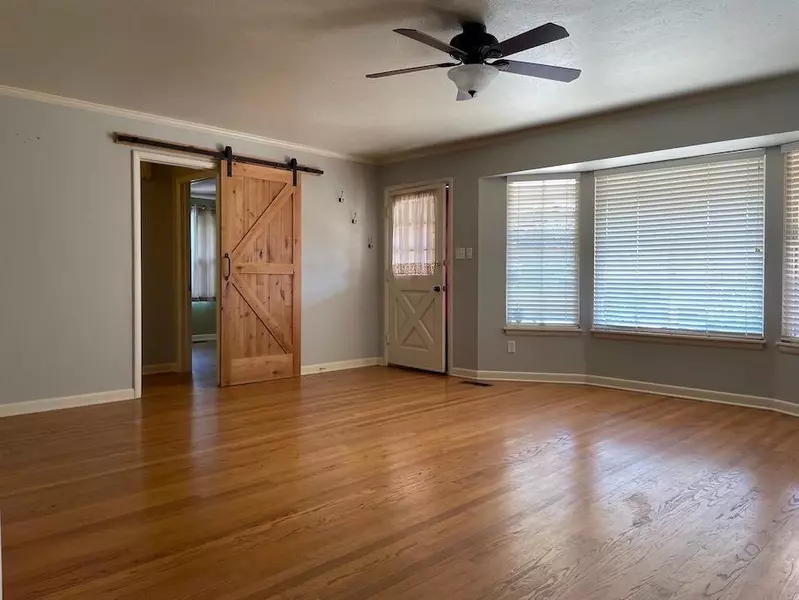 2337 Ashley DR, The Village, OK 73120