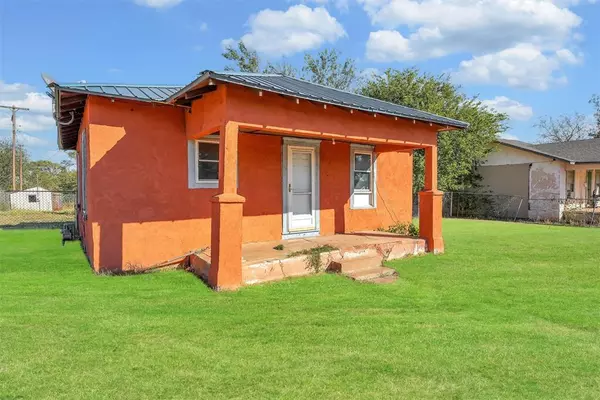 1114 N 3rd ST, Sayre, OK 73662