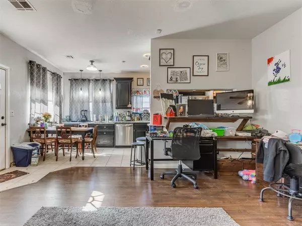 1638 E Lake Park LN, Mustang, OK 73064