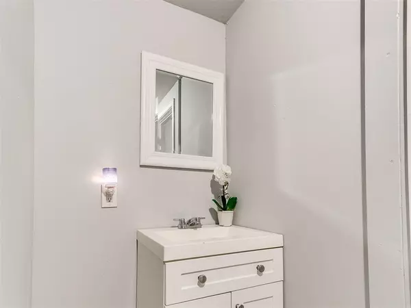 940 SW 4th PL, Moore, OK 73160