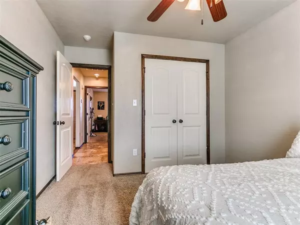 1001 S Howard AVE, Moore, OK 73160