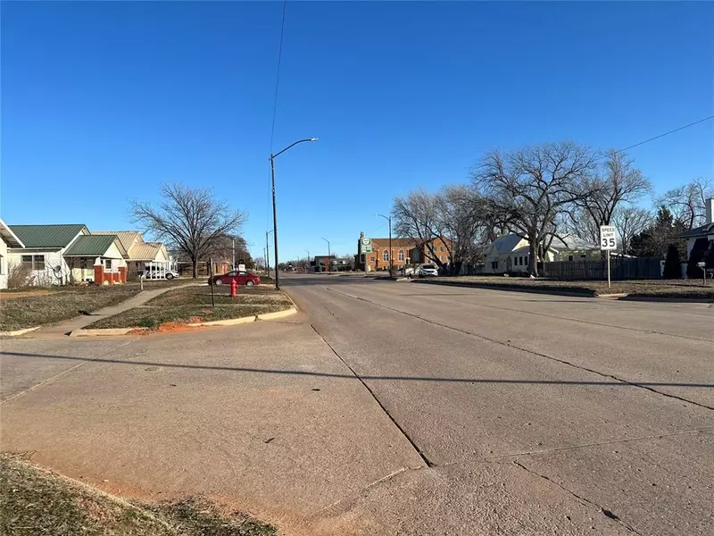 613 N 4th ST, Sayre, OK 73662