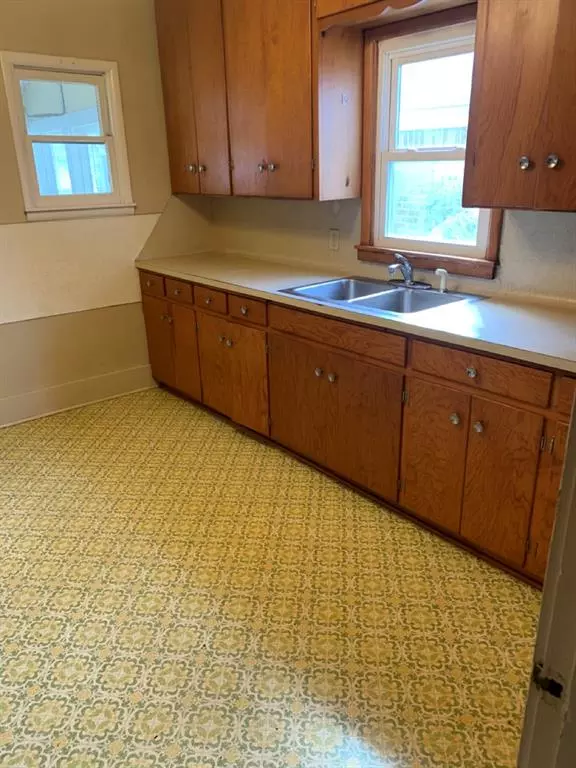 Shawnee, OK 74801,627 W Wallace ST