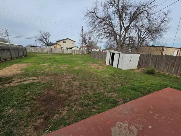 Apache, OK 73006,223 S Oak ST