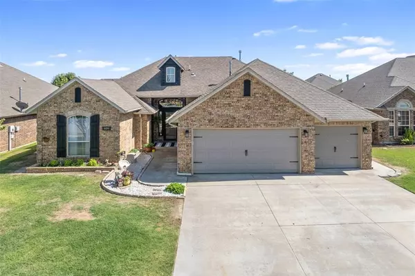 608 SW 28th ST, Moore, OK 73160