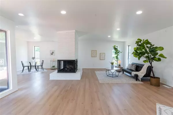 736 Kingston DR, Yukon, OK 73099