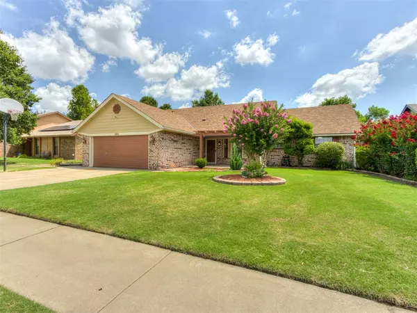 1400 Smoking Tree ST, Moore, OK 73160