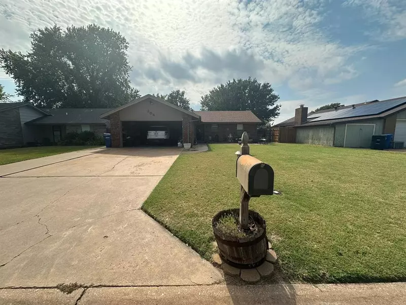306 Flintridge RD, Enid, OK 73703