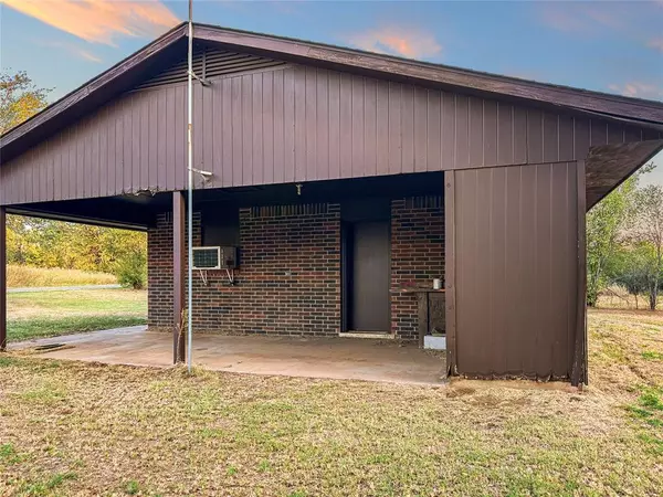 Geary, OK 73040,912 S Manilla AVE