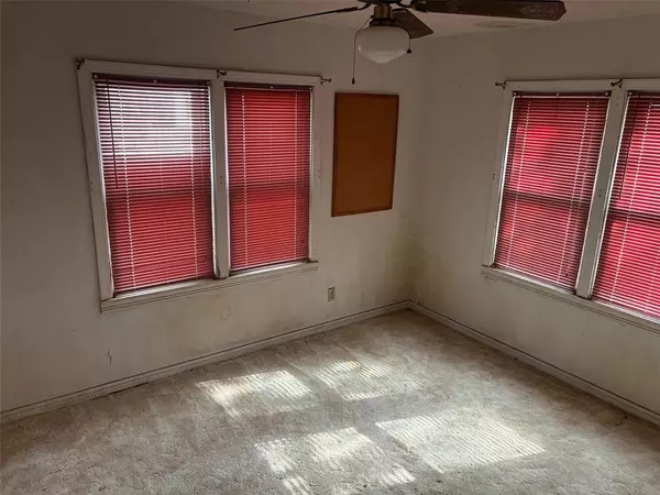 Lindsay, OK 73052,406 SW 6th ST