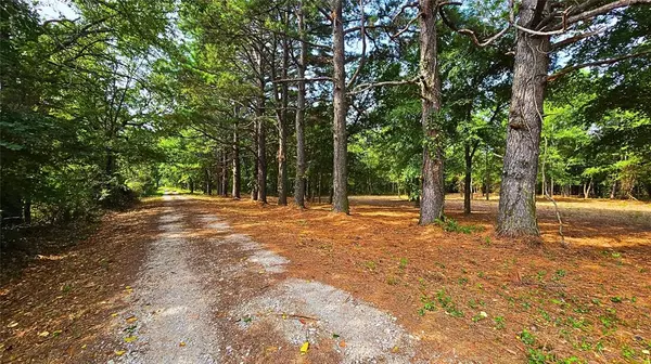 1225 Firefly LN, Ardmore, OK 73401