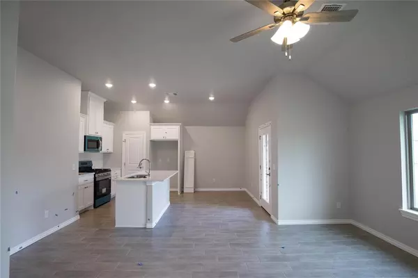 3217 Scissortail WAY, Yukon, OK 73099