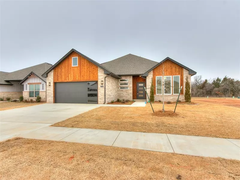 7705 Woods Edge WAY, Yukon, OK 73099