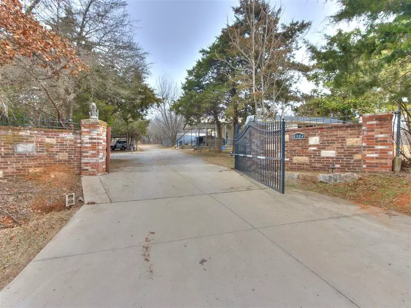8304 S Anderson RD, Oklahoma City, OK 73150