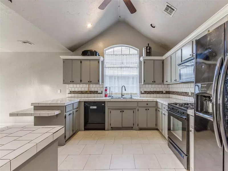 17201 Crest VLY, Edmond, OK 73012