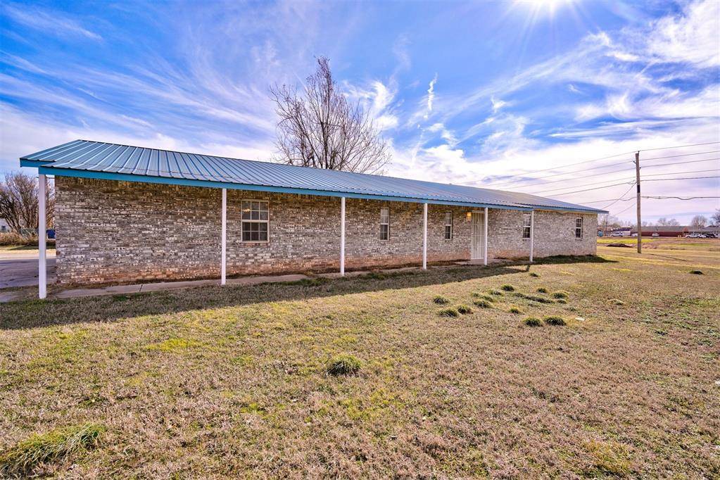 Chickasha, OK 73018,328 N 9th COR